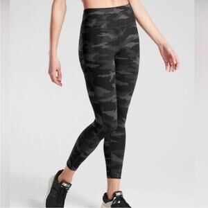 Athleta ultimate camo camouflage 7/8 tight leggings with thigh pocket SMALL